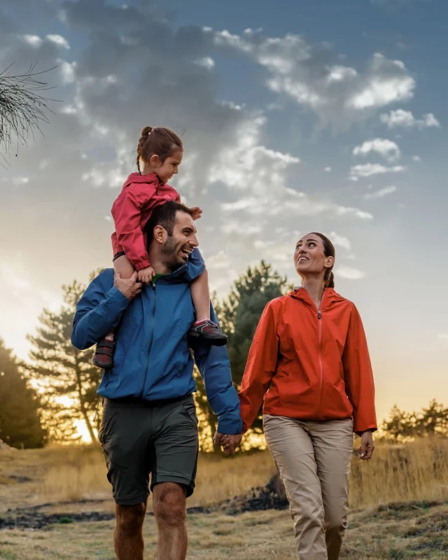 No need for passports when adventure is in your own backyard 🏡✨ Taking the kids regional is where the real magic happens – fresh air 🍃 big skies ☀️ and space to run wild 🏃‍♂️🌾 Whether it’s a bushwalk 🥾 a campfire brekkie 🔥🍳 or spotting kangaroos 🦘 it’s a childhood memory waiting to happen 🌿