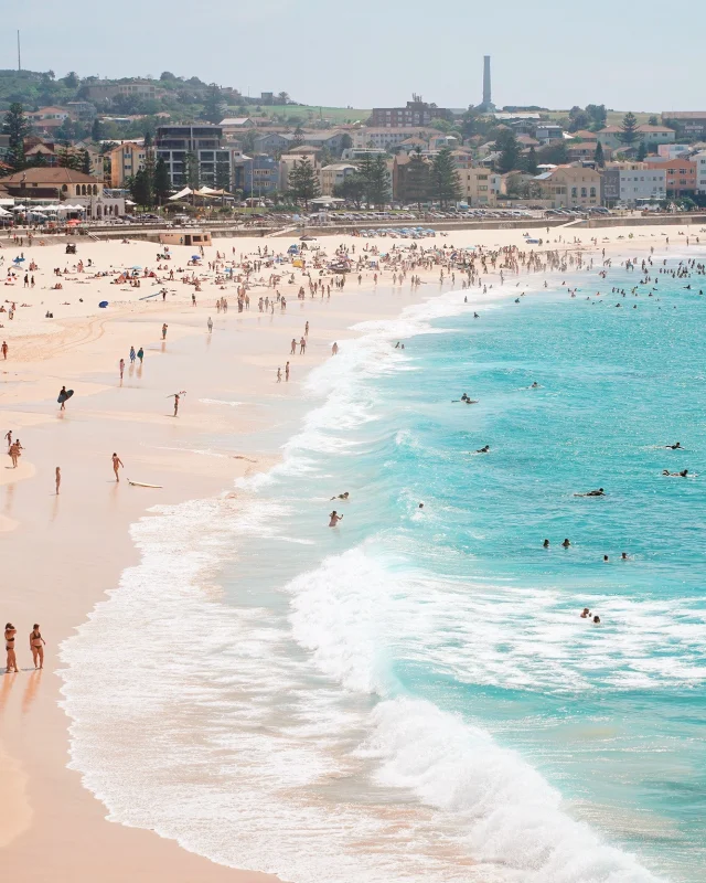 Sunscreen? Check. Togs? Check. Endless iconic beaches? Double check. 🏖️ From Bondi to Balmoral, Sydney’s coastline is pure goals. Whether you’re keen for a surf, a dip, or just a cheeky nap in the sun, we’ve got a patch of sand waiting for you.